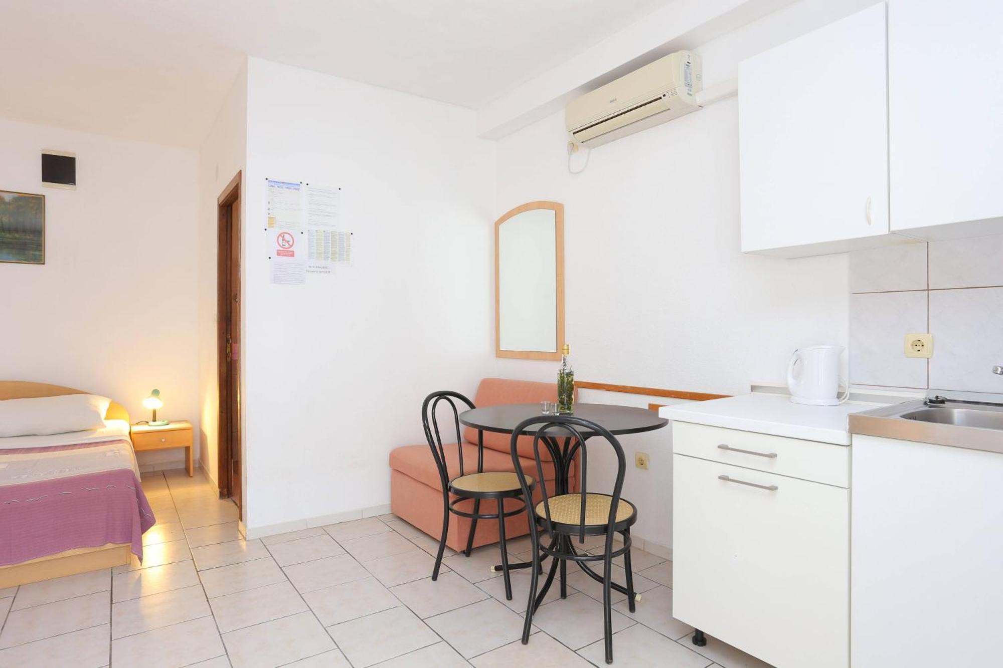 Family Friendly Apartments With A Swimming Pool Businci, Ciovo - 11232 트로기르 객실 사진