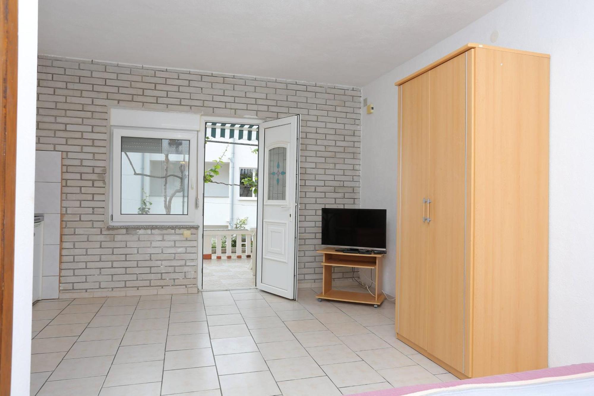 Family Friendly Apartments With A Swimming Pool Businci, Ciovo - 11232 트로기르 객실 사진