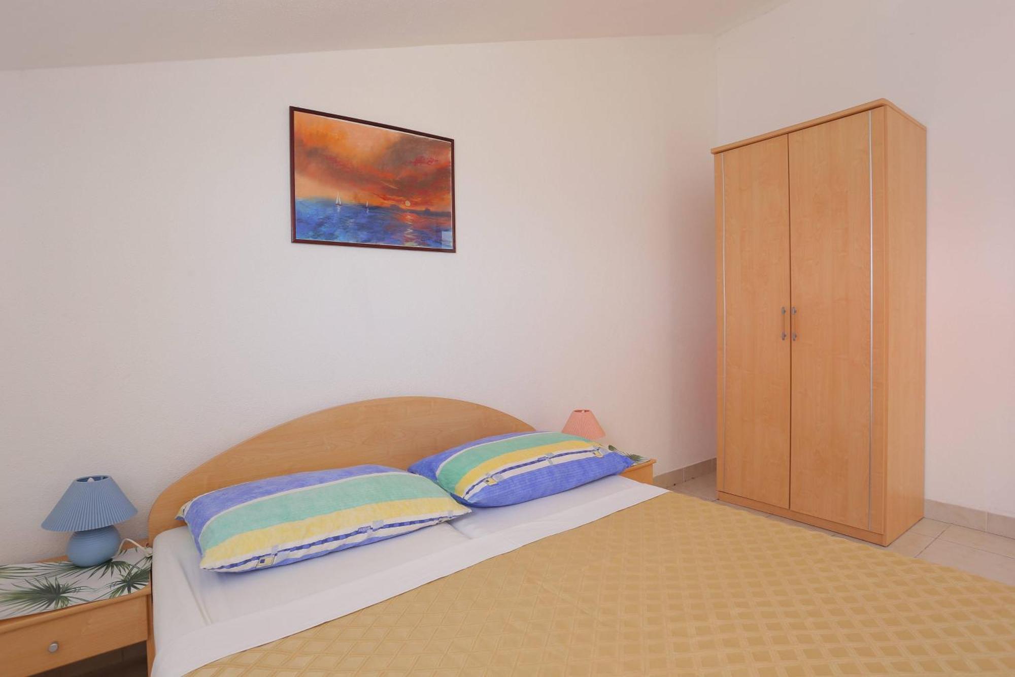 Family Friendly Apartments With A Swimming Pool Businci, Ciovo - 11232 트로기르 객실 사진