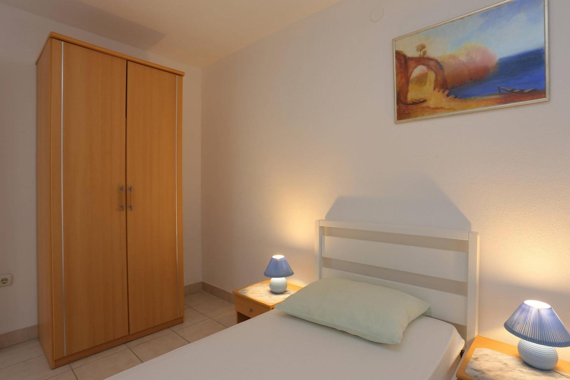Family Friendly Apartments With A Swimming Pool Businci, Ciovo - 11232 트로기르 객실 사진