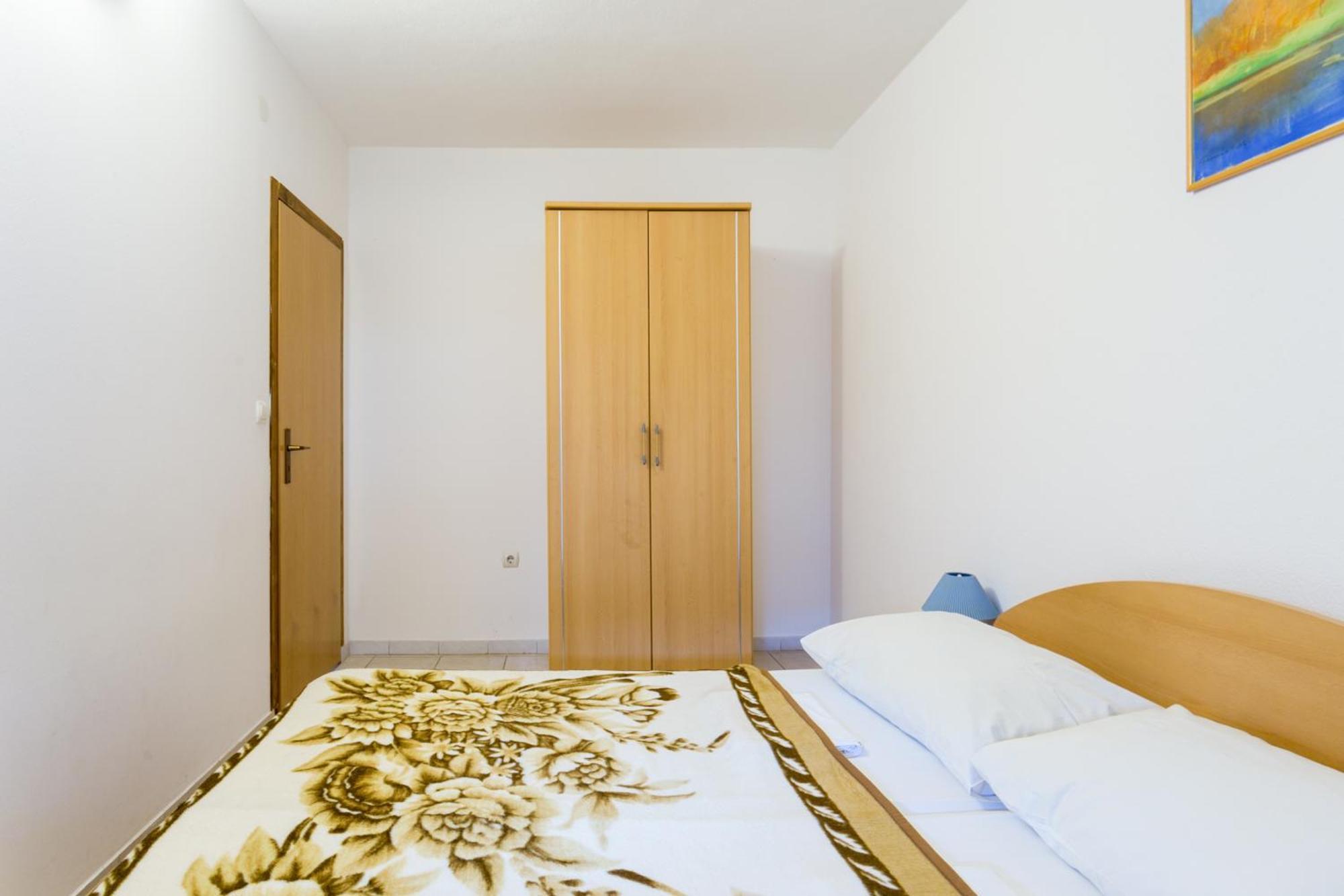 Family Friendly Apartments With A Swimming Pool Businci, Ciovo - 11232 트로기르 객실 사진