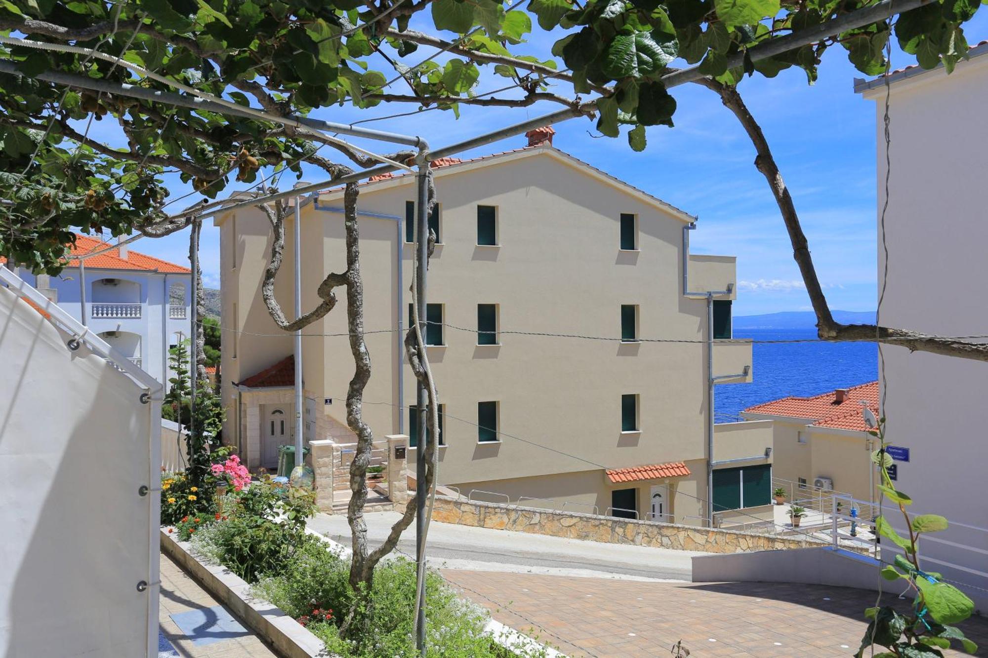 Family Friendly Apartments With A Swimming Pool Businci, Ciovo - 11232 트로기르 외부 사진