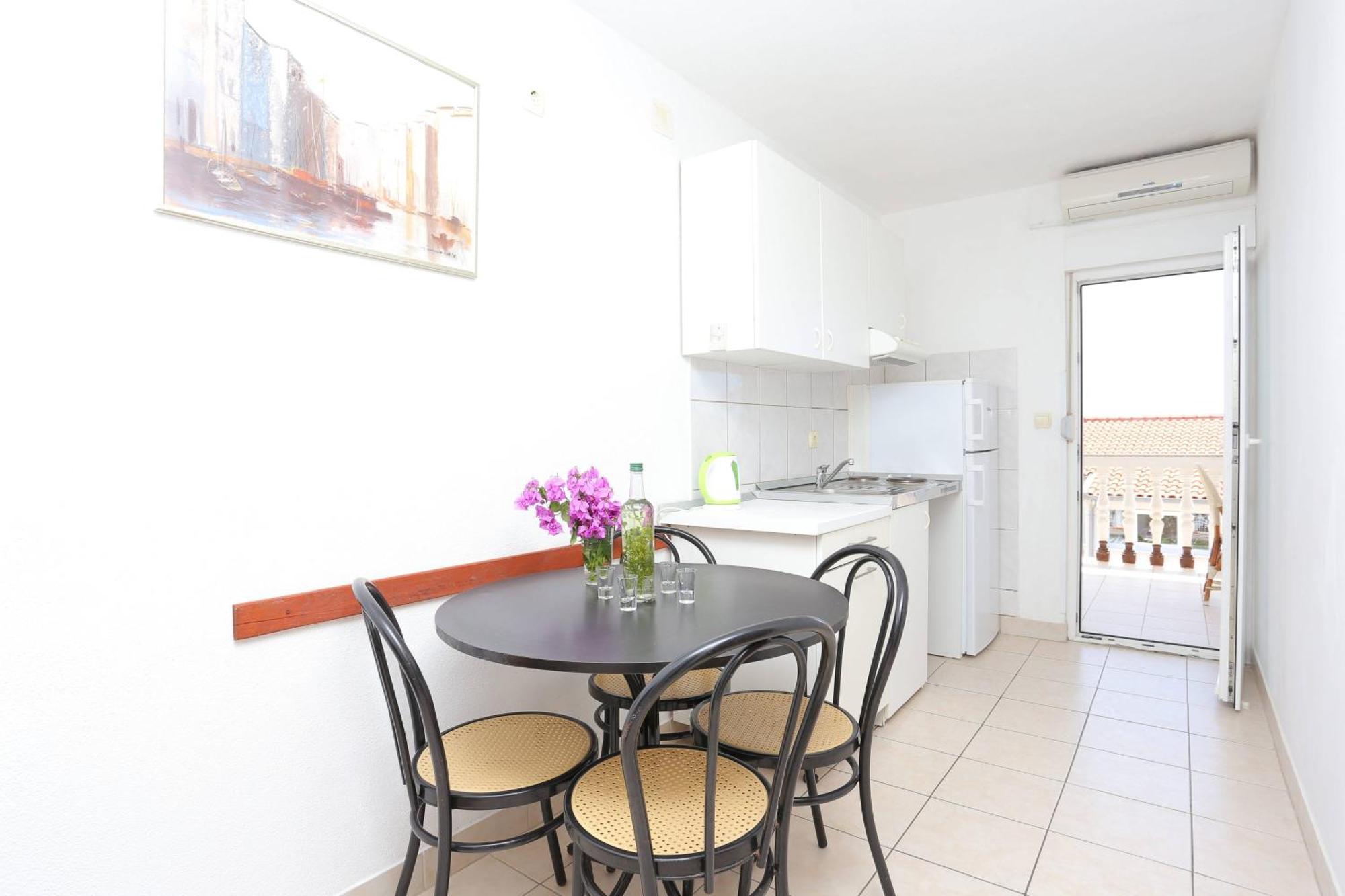 Family Friendly Apartments With A Swimming Pool Businci, Ciovo - 11232 트로기르 외부 사진
