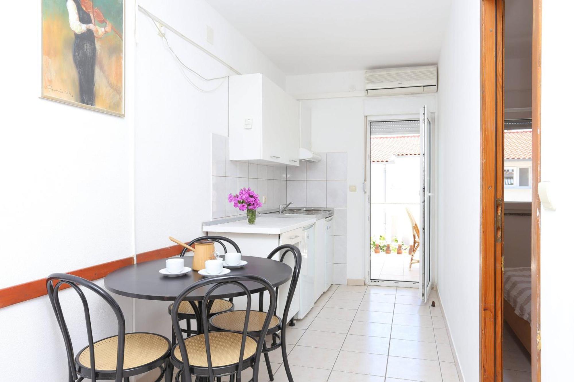 Family Friendly Apartments With A Swimming Pool Businci, Ciovo - 11232 트로기르 외부 사진